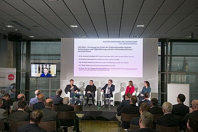 V. l.: Gerhard Eschlbeck (am Bildschirm), Peter Schwab, Christian Federspiel, Gerfried Stocker, Johannes Jetschgo, Birgit Tauber und Margarethe Überwimmer © Cityfoto/Pelzl