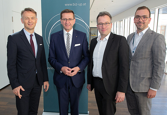 V. l.: Werner Pamminger (Geschäftsführer Business Upper Austria), Landesrat Markus Achleitner, AMS-Vorstand Johannes Kopf, Manfred Luger (Abteilungsleiter Human Capital Management, Business Upper Austria) © Cityfoto/Roland Pelzl